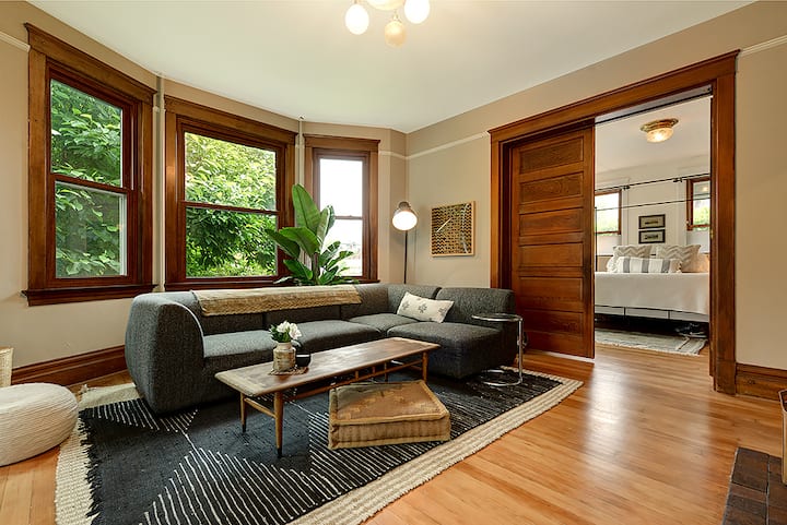 Walk to Space Needle Historic Home with King Bed