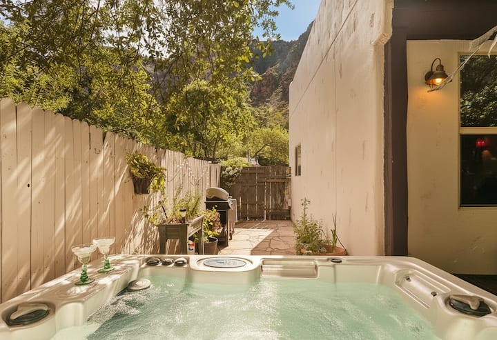 Long-Stay Mountain Retreat + Private Hot Tub