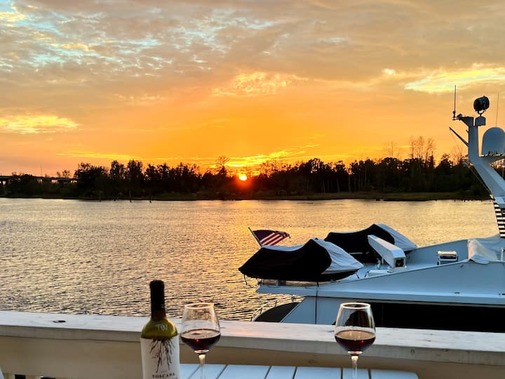 Riverfront sunset balcony + free covered parking