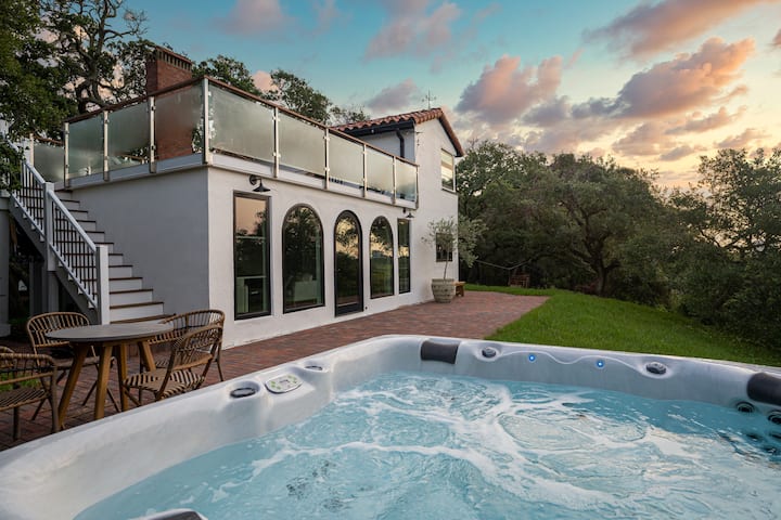 The Shire on 1 acre marshfront with dock and Spa