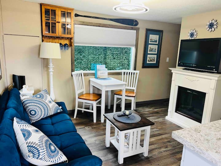 04 Cape Cod Hideaway Cozy 1BR Sleeps 2
