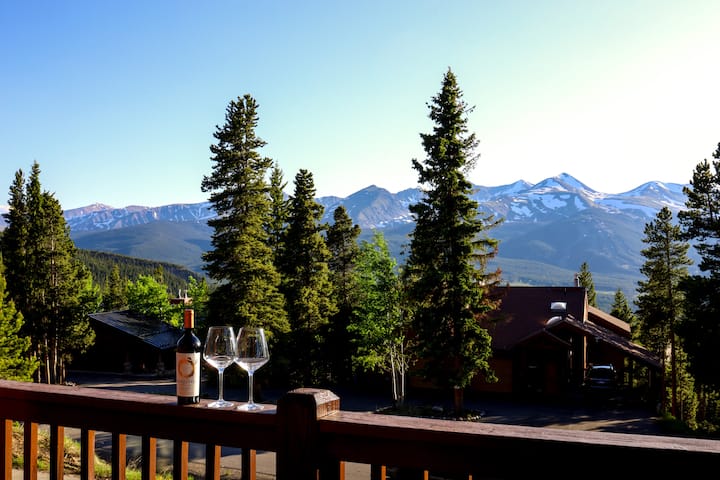 Designer Cabin * Views * GameRoom * HotTub * Sauna
