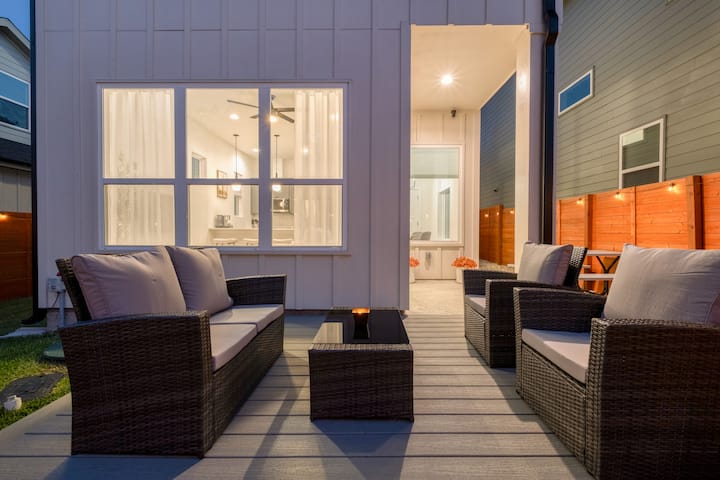 Luxury New Build | Backyard Oasis | UT & Downtown 
