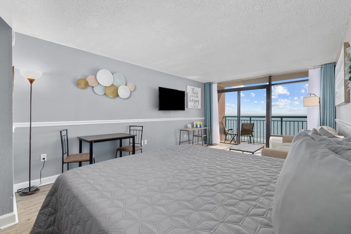 Direct Ocean Front, King Studio!