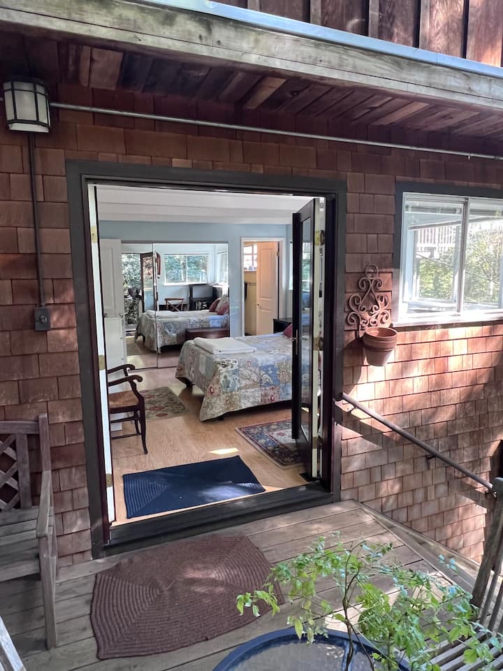 Walk to MV/Muir/Tam- room w/bath/deck/sep-entrance