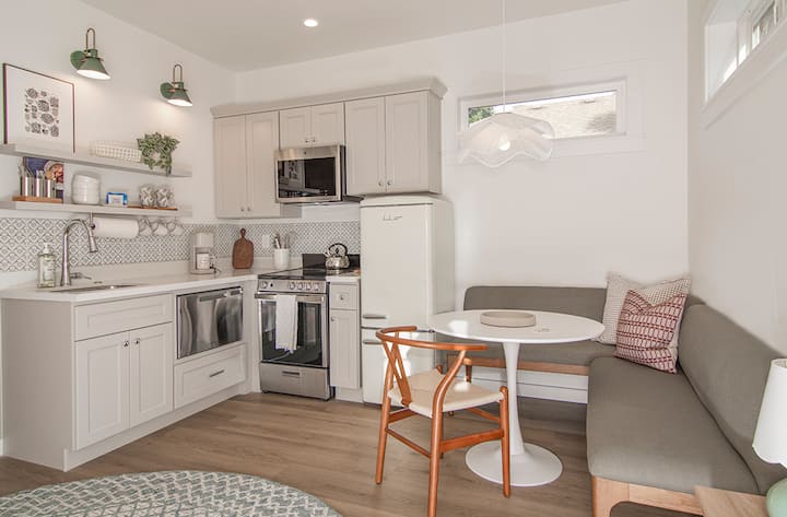Cozy, 1 BR Home, AC; near Beach