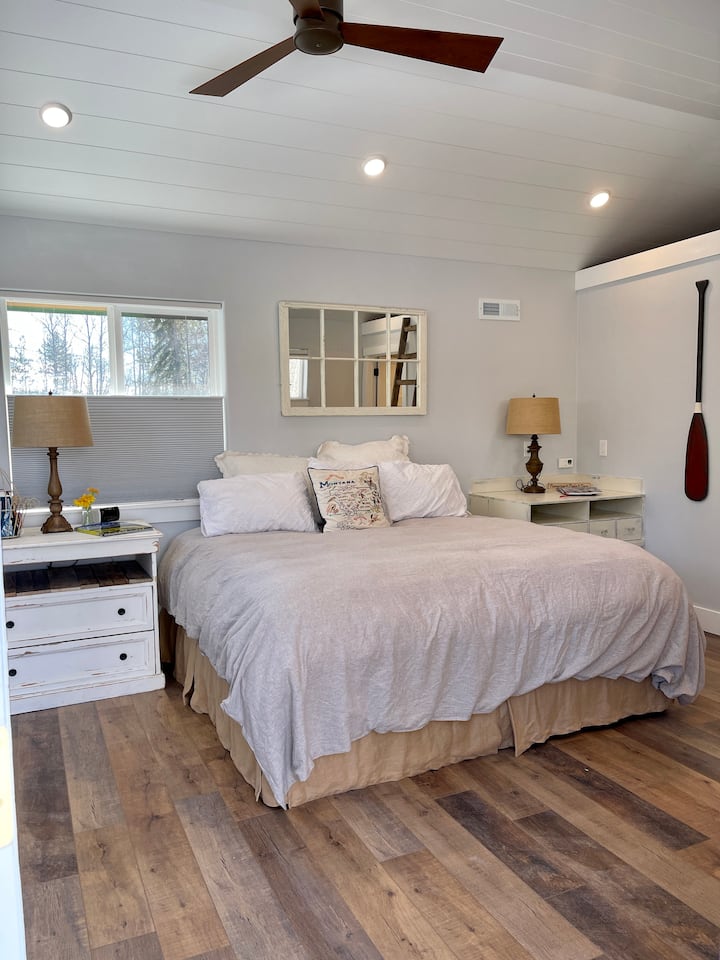 Whitefish Secluded, near town studio apartment
