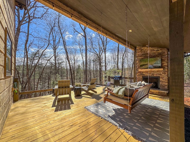 Couple’s Cabin w/ Hot Tub, Outdoor Fireplace
