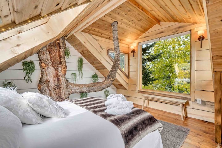 Dreamy Living Treehouse Above Park City w/Skylight