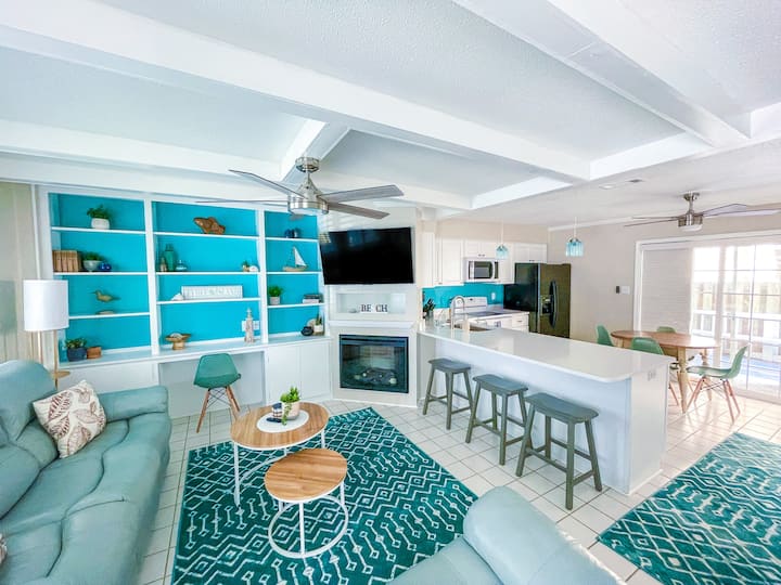 Beach Townhome, short walk to pier