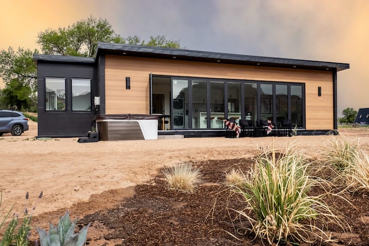 Elevated sunlit container home near Zion -walkable