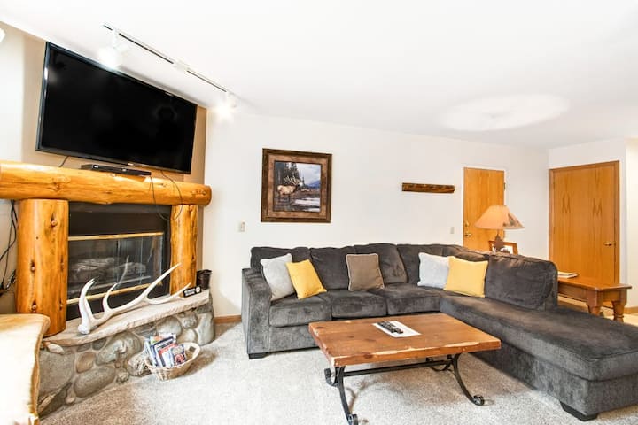 1BR ski retreat w/ pool, hot tub, and balcony view