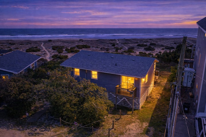 Oceanfront! *Hot Tub* 3 Bedroom, 2 Bath