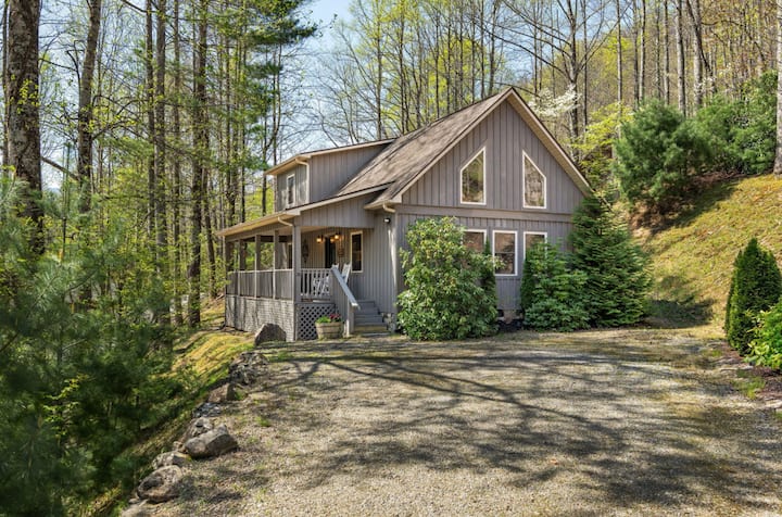 Peace By The Creek-Hot Tub, Easy Access, Dogs Okay
