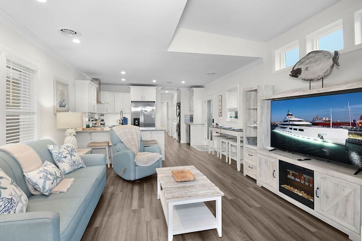 Waterfront 1BR in Ocean View | Pool, Gym, Parking