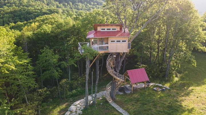 Skyscraper Treehouse at Raven Rock Mountain