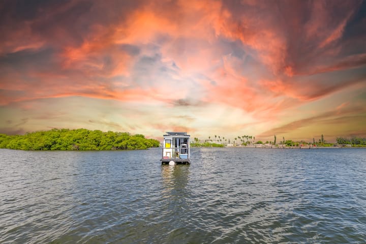 Wonder Sea Houseboat | 2 PPL| Kayak |Camping Style