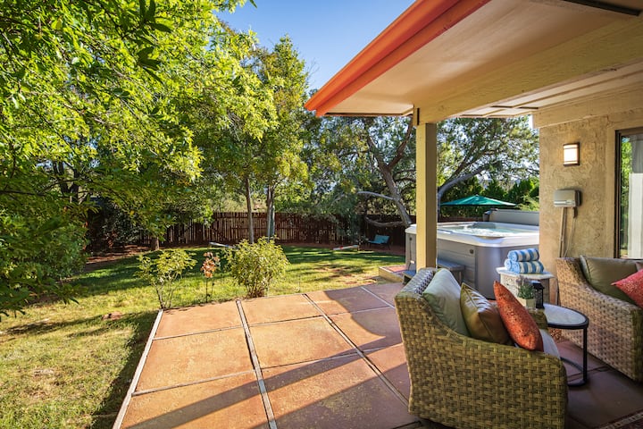 Lush Backyard, Hot Tub, Grill, Covered Patio