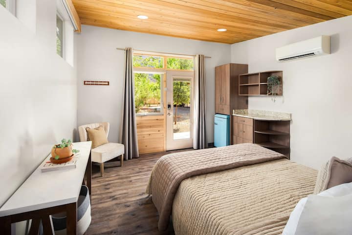 Nama-Stay Room 12 | Queen, 5 Minutes to Zion NP