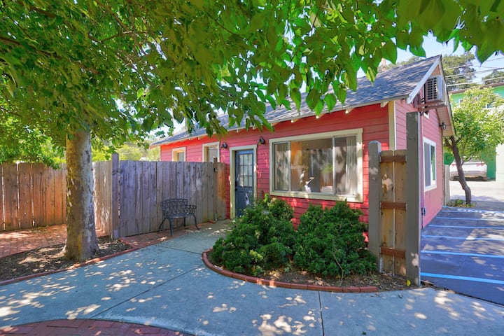 Vine St. Vacation Cottage -200 Steps to City Park