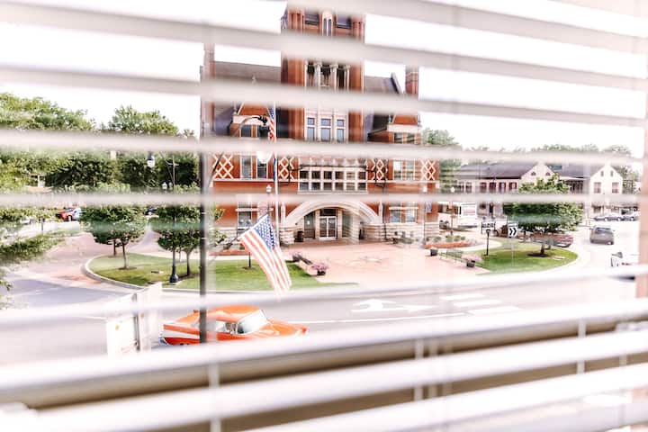 2BR Luxury King Suites | Downtown Court Square