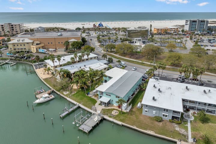 2 Bed/2 Bath Waterfront Condo With Dock Sleeps 6