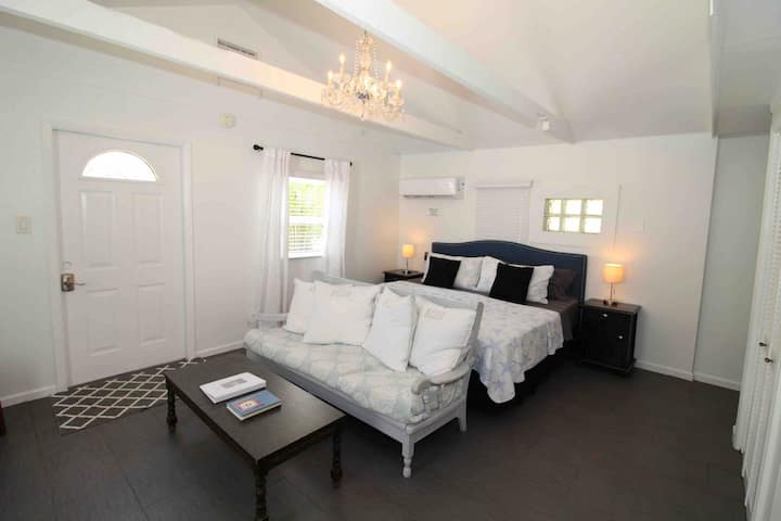 The Cottage, very close to Siesta Beach!