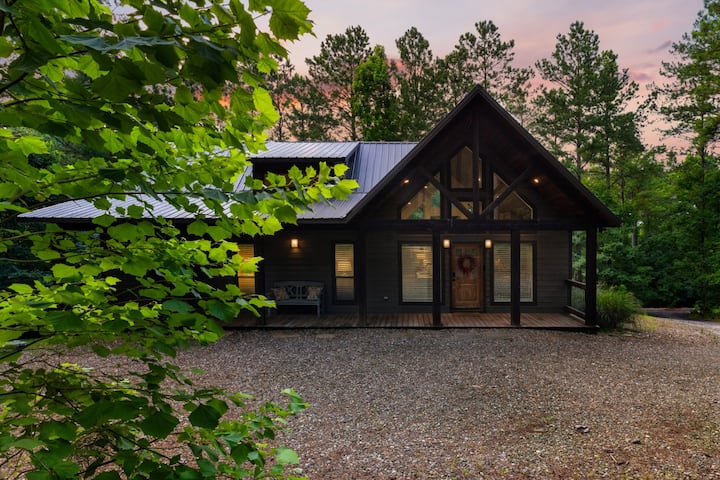 New! Cozy Escape: Hot Tub, Fire Pit, King Suite