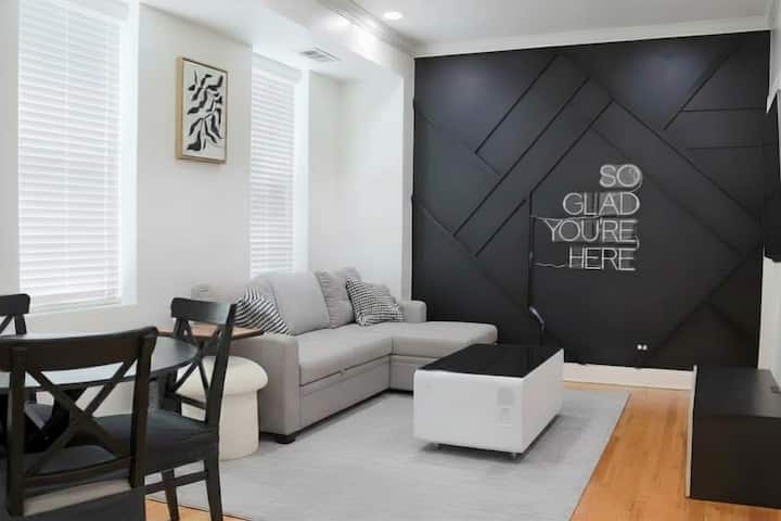 Modern stay in lively Wicker Park neighborhood!