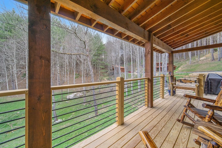 HuskyHideaway: Dogs, Mtn Views, Fireplace!