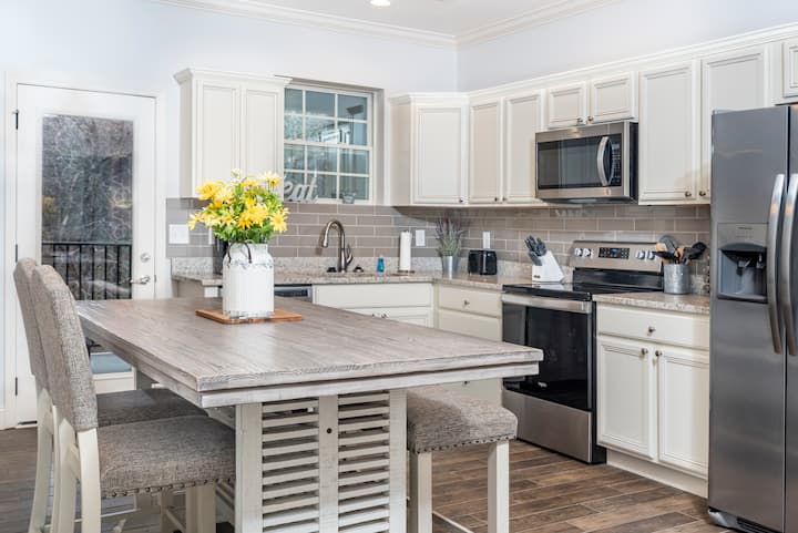 Elegant Cades Cove Condo with Community Pool!