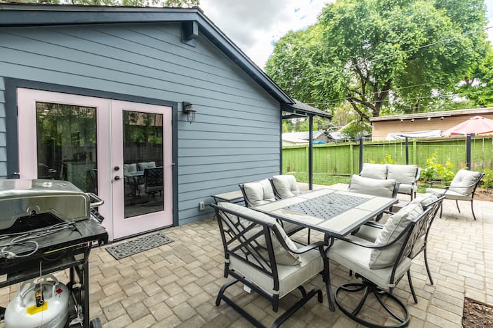 Lovely Remodeled Home! Walk Downtown! w/firepit