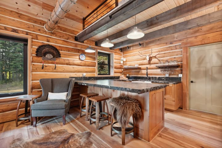Charming Log Trapper Cabin in Whitefish