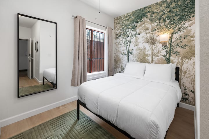 Full Bed Studio in the Heart of Little Italy