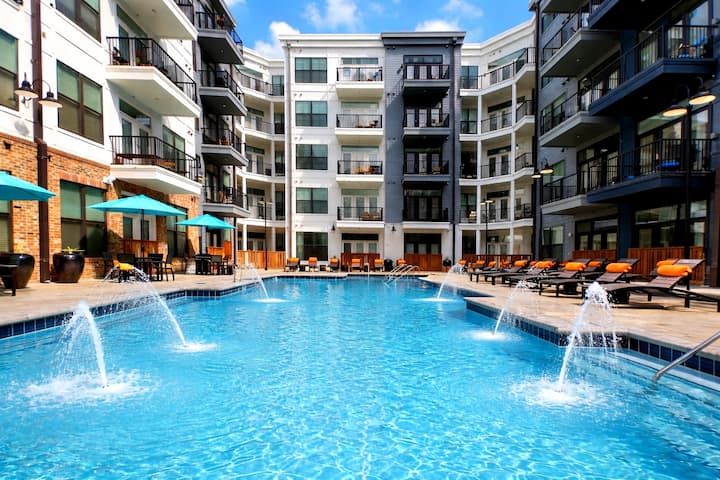 Top Floor•Pool View•Walk to Broadway•LED Luxury!