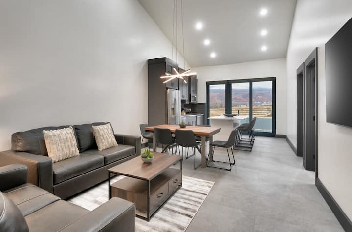 Vizcaya #4 - Moab's Newest Luxury Rental (Hot Tub)