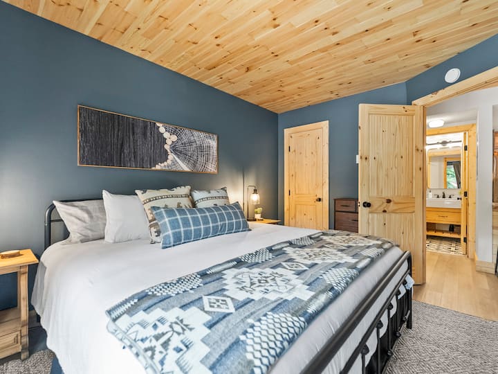 Ski-In/Out Luxury•1 Blk to Main•Pool+Hot Tub•Sauna