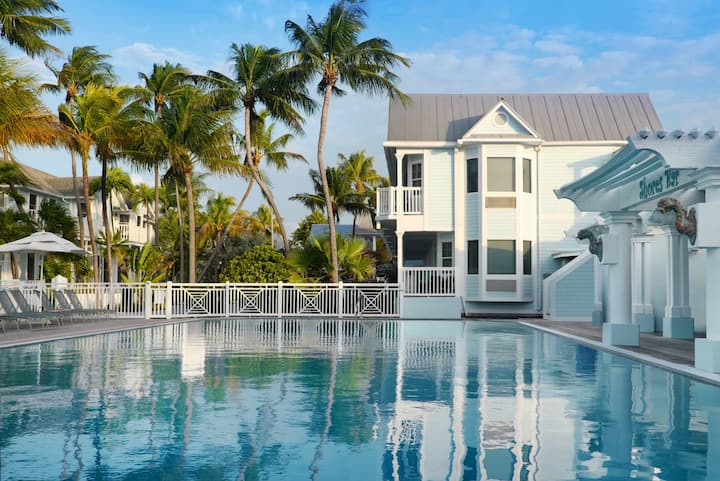 Steps to Duval St + Free Breakfast, Pool & Spa