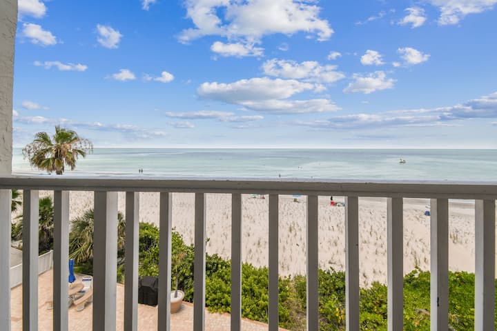 BEACHFRONT Condo - Belleair Beach Club - RENOVATED