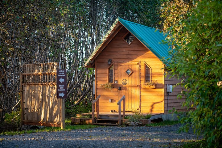 Charming Oceanfront Log Cabin on bluff- Bears Den