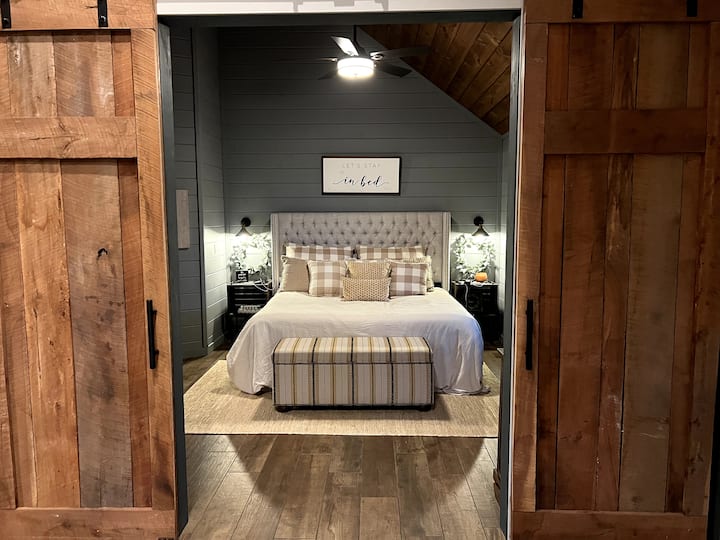 Luxe Romantic Couples Cabin "The Sweet Retreat"
