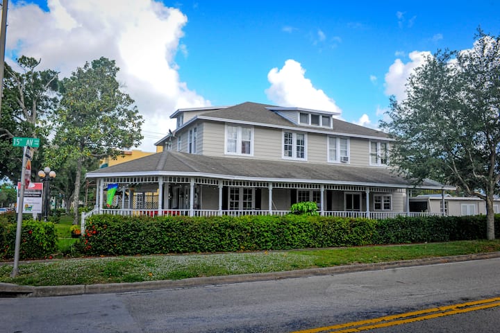 Rosewood Inn- Suite