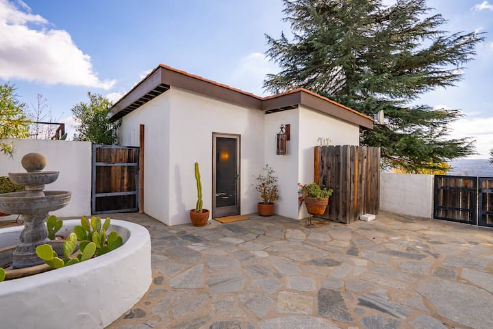 Casita Oliva - cozy getaway on an olive farm