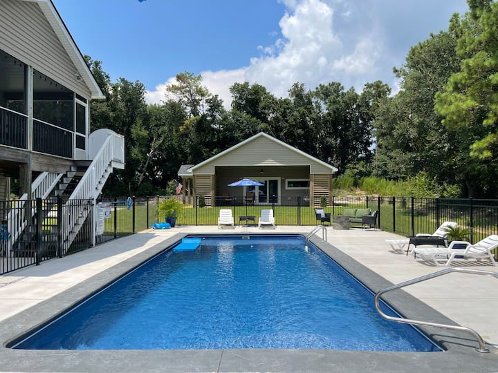 Couples Cove SelfCheck-in small house(pool, bikes)