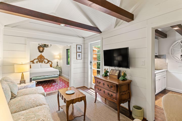 Charming Guest Cottage 1 block from Beach