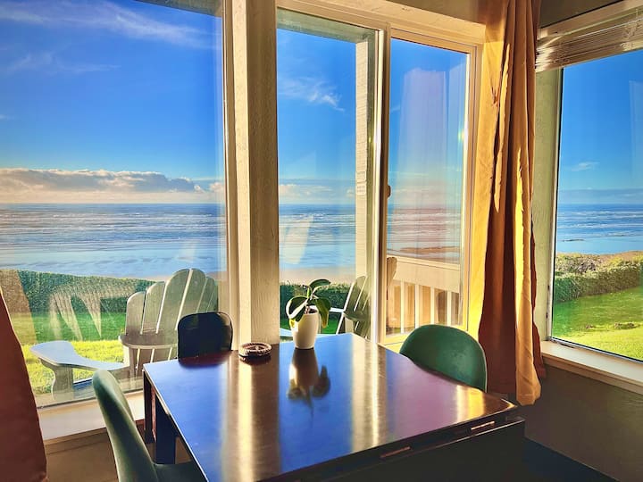 Oceanfront 1st floor with King bed, hot tub & AC