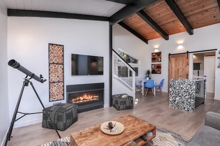 Hilltop Boulder Shack | Hot Tub · King Bed · Views