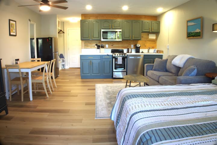 Gorgeous! King Bed Hot Tubs Pool Views Super Cozy!