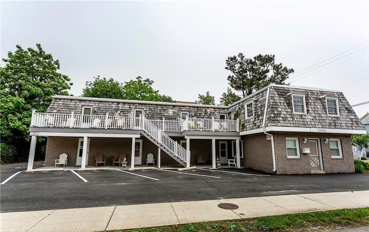 Ocean Block Condo - A Short Walk From Everything!