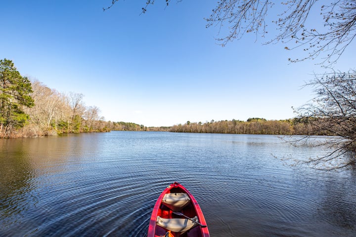 TooFine Lakehouse, pet friendly waterfront cottage